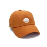 Gorra color ladrillo con logo bordado de un sol naciente en blanco.