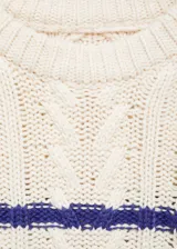 Jersey de punto grueso con diseño trenzado, cuello redondo y estampado de rayas horizontales en color azul sobre fondo crudo. Presenta terminaciones de canalé en cuello, puños y ruedo.