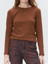 Remera de manga larga con cuello a la base, confeccionada en tejido de punto con logo bordado en el centro del pecho.