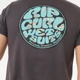 Remera de manga corta color negro con cuello redondo. Presenta un pequeño logo circular estampado en el pecho izquierdo en tonos celestes.