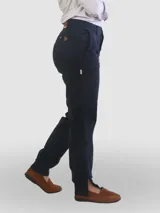 Pantalón de vestir marrón oscuro, de corte recto, con bolsillos laterales y traseros. Se ajusta a la cintura con cinturón de cuero marrón.