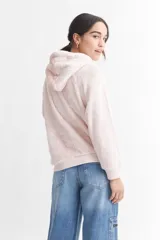 Hoodie rosa de sherpa con capucha y cordones ajustables.