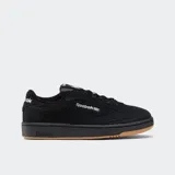 Championes Reebok Club C 85 negros de gamuza, con logo en el talón y en la ventana, cuello y lengüeta acolchados, plantilla moldeada, puntera perforada, entresuela de espuma EVA con logo y suela de goma.