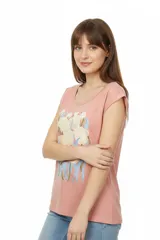 Remera de algodón blanca de manga corta, con cuello redondo y estampado frontal con la leyenda "New York" y flores abstractas en tonos marrones y rosados.
