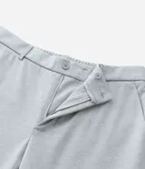 Pantalón de sastrería corte skinny, color gris, con trabillas en la cintura, cierre de botón y cremallera, y bolsillos laterales. Confeccionado con tecnología performance que ofrece secado rápido y resistencia a las arrugas.