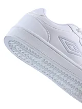 Championes urbanos Umbro modelo Milo, color negro con logo de la marca en gris en el lateral. Presentan un diseño clásico con cordones y suela de goma al tono.