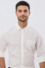 Camisa lisa de manga larga de algodón en color gris claro, de corte slim fit con cuello camisero y cierre frontal de botones.