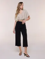 Pantalón capri blanco de corte recto y largo crop, con cintura alta y bolsillos delanteros aplicados estilo parche con detalle festoneado.
