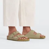 Sandalias Birkenstock Arizona modelo Birko-Flor color caqui claro, con dos tiras ajustables con hebillas metálicas grabadas, plantilla anatómica de corcho y suela de EVA.