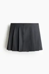 Short pollera de sarga gris oscuro con diseño tableado, rayas finas verticales y botones forrados decorativos en la parte delantera.