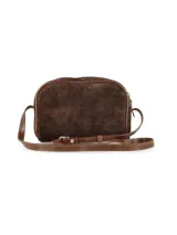 Bandolera de gamuza color marrón chocolate, con detalles de ribetes en cuero liso y cierre superior.