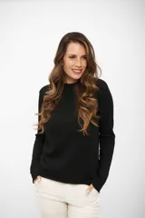 Buzo de tejido de punto fino en color negro, con cuello redondo y mangas largas, de corte clásico y ajuste cómodo.