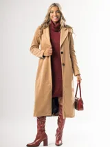 Tapado largo color beige, de corte recto y manga larga.