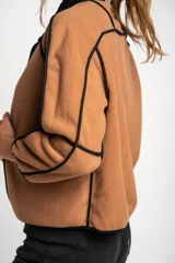 Campera negra de micropolar con cierre frontal y bolsillos laterales.