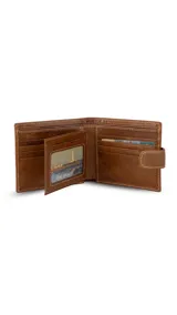 Billetera de cuero negro con presilla y broche a presión. El interior cuenta con un volante central, visor transparente, múltiples tarjeteros y bolsillos. Tiene doble compartimento para billetes y un bolsillo interno con cierre en la parte posterior.