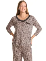 Conjunto de pijama compuesto por una remera de mangas largas con escote redondo y bolsillo frontal, y un pantalón largo con cintura elástica. Ambas piezas presentan un estampado floral y detalles de apliques de crochet en el cuello y el bolsillo.