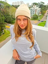 Remera de manga larga color gris melange, con cuello redondo y estampa minimalista en el pecho con la frase 'Style Club'.
