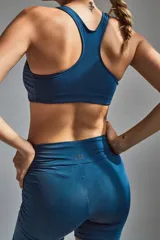 Top deportivo negro con espalda tipo nadadora y breteles anchos.