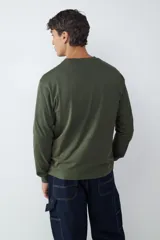 Camiseta de manga larga con cuello redondo, confeccionada en algodón, de corte relajado y diseño básico.