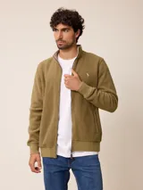 Campera de polar color verde oliva con cierre frontal completo, cuello alto y puños elásticos. Presenta un pequeño logo bordado en el pecho y bolsillos laterales.