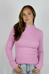 Polera de tejido acanalado color azul, de corte ajustado con cuello alto y mangas largas.
