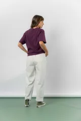 Pantalón jogger de calce relajado color bordó intenso, con cintura elastizada y lazo regulable. Cuenta con bolsillos laterales con cierre invisible y silueta recta levemente afinada.