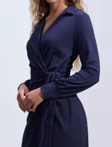 Vestido midi azul marino de lycra con cuello con solapa, escote en V cruzado y lazo de ajuste en la cintura.