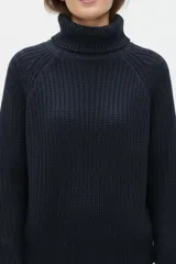 Polera de algodón azul marino, de punto inglés, con cuello alto vuelto, mangas largas ranglán y calce holgado.