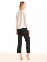 Buzo blanco de tejido liviano soft, marca Pinch. Cuello a la base realzado con una banda de micro-strass plateado. Mangas largas de corte recto con terminación de puño fino.