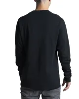 Remera de manga larga en color blanco, con cuello redondo y corte clásico. Presenta un pequeño detalle de etiqueta cosida en el puño de la manga.