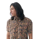 Camisa de manga corta con estampado abstracto en tonos naranja y gris, con cuello abotonado y bolsillo en el pecho. Marca Quiksilver.