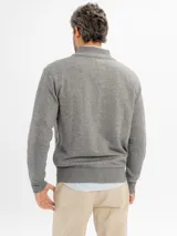 Campera tejida de punto en color azul, con cierre frontal completo y cuello alto acanalado.
