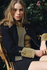Chaqueta estilo militar de la ZW Collection, color negro con detalles en terciopelo beige y alamares dorados a contraste. Posee cuello subido, manga larga con puños de terciopelo y botones metálicos en relieve.