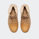Bota de cuero nobuk color tostado, con diseño clásico de caña media, cuello acolchado, cordones frontales y suela de goma dentada.