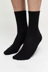 Pack de dos pares de medias blancas de caña alta, con base de toalla y logo de la marca en negro.