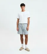 Bermuda masculina de sarga de algodón con estampado de rayas verticales blancas y azules, cintura elástica con cordón ajustable y bolsillos laterales.