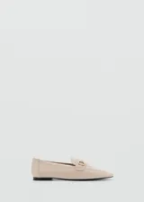 Mocasín color beige de cuero con detalle de hebilla metálica dorada.