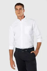 Camisa Oxford lisa de color celeste, con cuello abotonado, manga larga, cierre frontal de botones y un bolsillo aplicado en el pecho con detalle bordado.