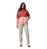 Campera cortavientos Columbia de mujer, bicolor en tonos rojo y rosado, con capucha ajustable, cierre frontal y bolsillos con cremallera.