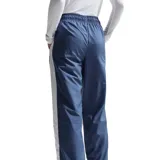 Pantalón deportivo Nike de corte recto y ajuste holgado, confeccionado en tejido técnico de acabado mate. Presenta cintura elástica con cordón ajustable y el logo de la marca bordado en pequeño en la parte superior de la pierna.