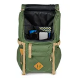 Mochila Jansport Hatchet verde con detalles en tostado, solapa superior, bolsillos frontales y correas ajustables.
