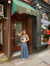 Falda larga negra con diseño de caderín y tablas.