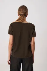 Remera crop color marrón, con cuello redondo y mangas cortas, de calce relajado y estilo básico.