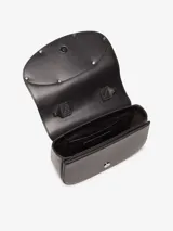 Bandolera Diesel modelo 1DR M, color blanco, confeccionada en cuero vacuno liso. Presenta una solapa con una placa metálica esmaltada del logo D ovalado. Incluye correa ajustable para llevar al hombro o cruzada, compartimento principal amplio y dos secciones planas internas.