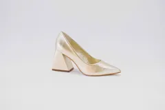 Zapatos de tacón color fucsia con textura croco, punta fina y tacón cuadrado forrado en cuero.