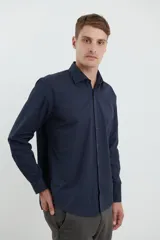 Camisa de vestir azul marino de corte clásico, con cuello italiano y mangas largas con puños abotonados.