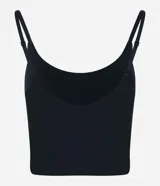 Top deportivo negro de poliamida con breteles finos, copas removibles y diseño alargado.