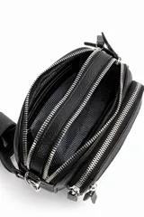Bandolera de cuero sintético negro con textura granulada, dos compartimentos principales con cierre, dos bolsillos frontales con cierre y correa larga regulable.