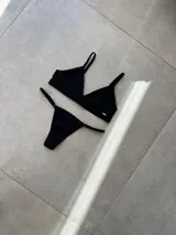 Conjunto de ropa interior compuesto por un bralette de estilo deportivo y una bombacha tipo less regulable. Ambas piezas están confeccionadas en tejido morley con interior de microfibra.