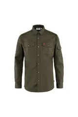 Camisa de manga larga color verde oliva, con dos bolsillos de parche con botón en el pecho y un bolsillo con solapa y botón en la manga izquierda.